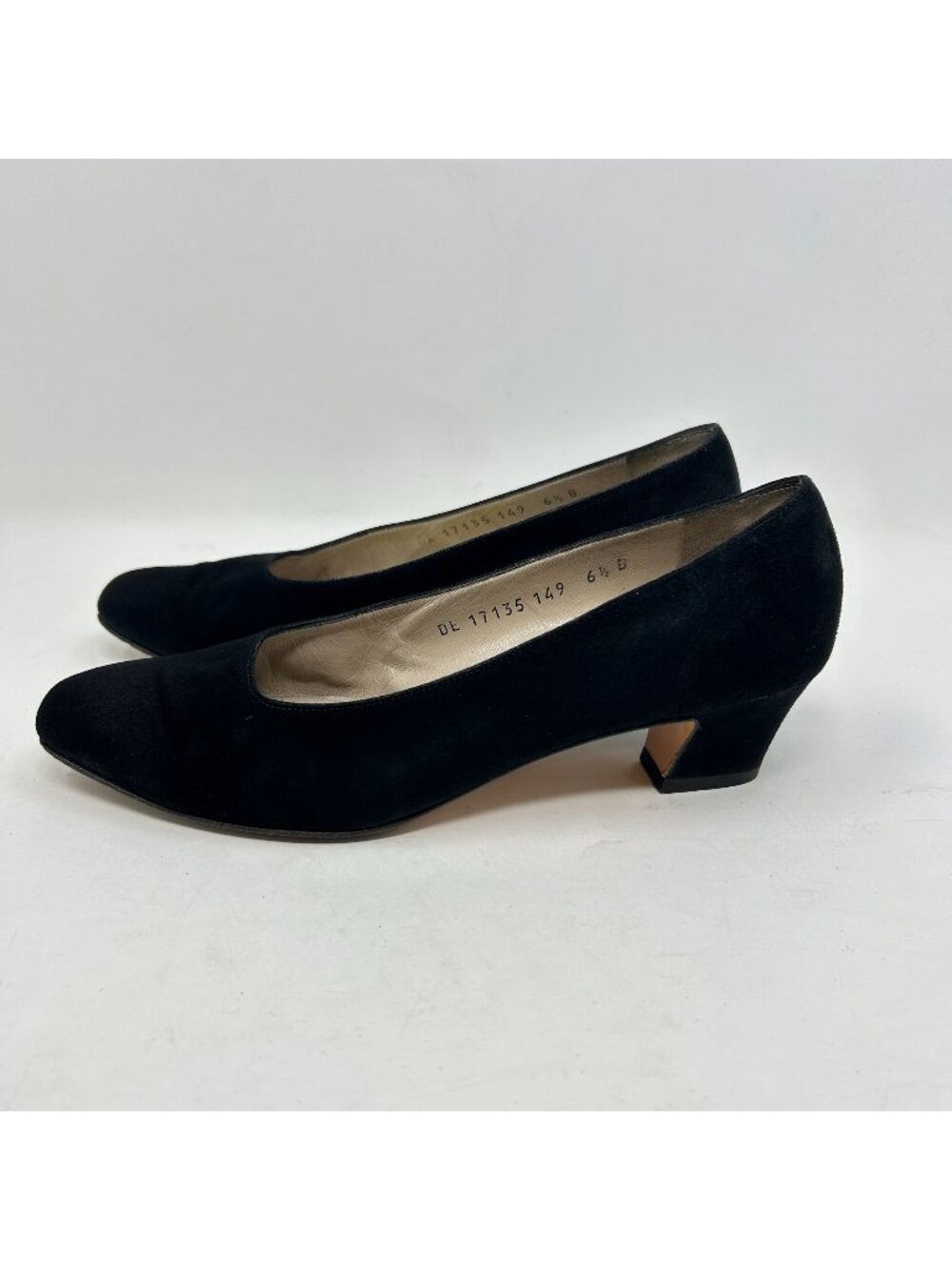 Salvatore Ferragamo Black Suede Low Heel Pumps Womens 6.5 B Italy Classic Design